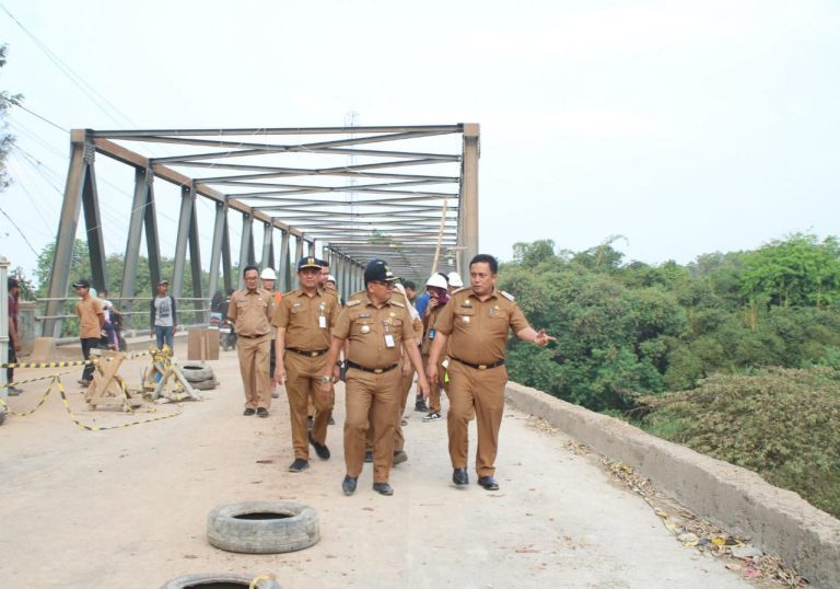 Tinjau Progres Perbaikan Jembatan Cipamingkis, Pj Bupati Dedy Berharap Rampung di Akhir September