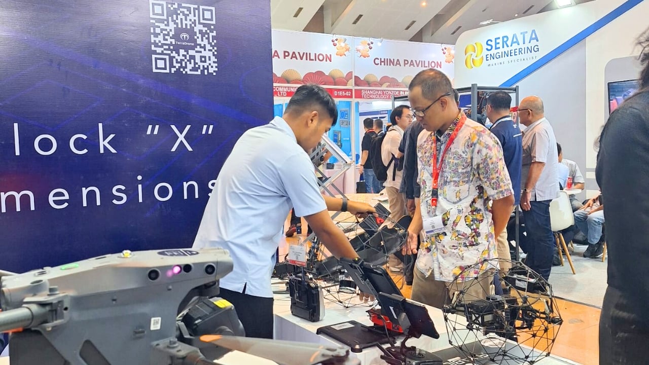 Pengunjung booth Terra Drone Indonesia di Inamarine 2024