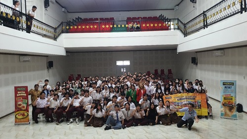 Pembicara Hebat Priska Sahanaya Sukses Gelar Pelatihan Public Speaking di SMA PELITA IV Bersama PRONAS dan SINOTIF