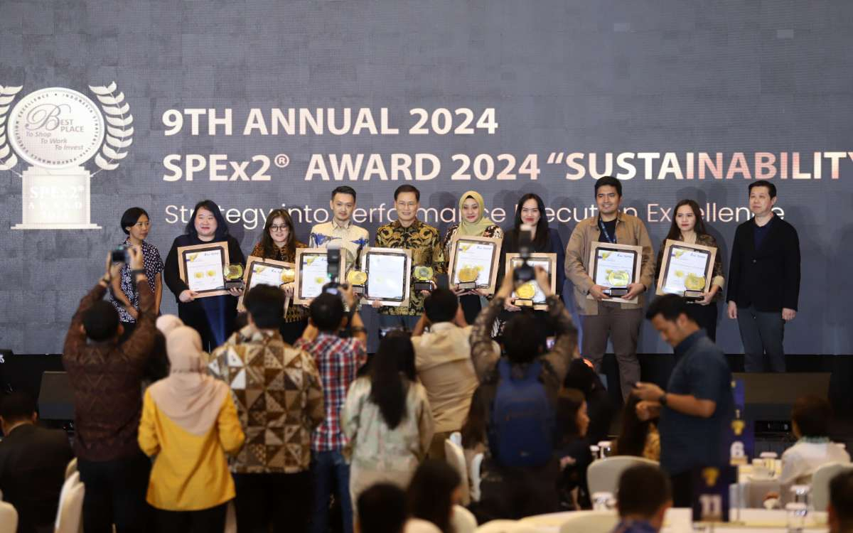 Sesi foto bersama dengan para pemenang SPEx2 Award 2024. (KONTAN/Baihaki)