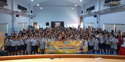 Priska Sahanaya Melatih Kecerdasan Berbahasa Melalui Workshop Public Speaking Bersama AGATIS dan OHANA MIE di SD Katolik Abdi Siswa