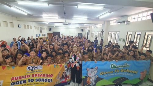 Potret Coach Priska Sahanaya bersama siswa dan guru SD REGINA PACIS (Sumber: dokumentasi pribadi)