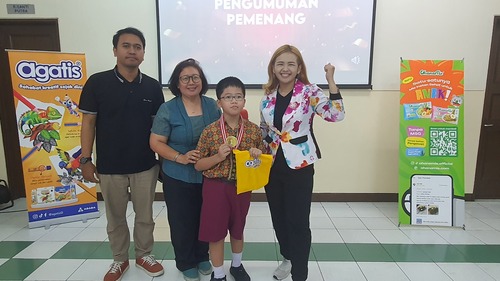 Potret Coach Priska Sahanaya Bersama Pemenang Kompetisi Public Speaking (Sumber: dokumentasi pribadi)