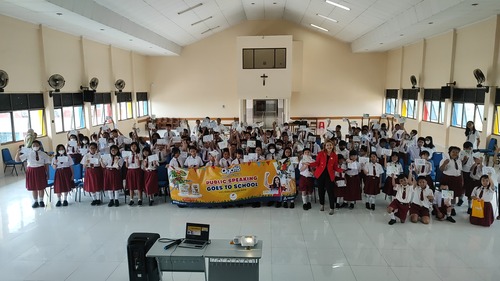 Pelatihan Teknik Presentasi Oleh Pembicara Terbaik Priska Sahanaya Bersama Agatis Dan Pronas di SD Dan SMP Vianney