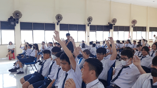 Potret keaktifan yang ditunjukkan oleh siswa siswi SMP Vianney dalam pelatihan public speaking. Sumber : dokumentasi pribadi. 