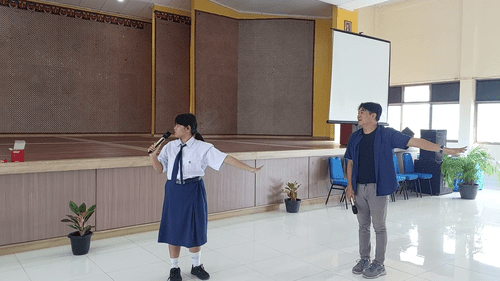 Potret seorang siswi SMP Vianney yang sedang maju ke depan untuk mempraktekkan teknik public speaking. Sumber : dokumentasi pribadi. 