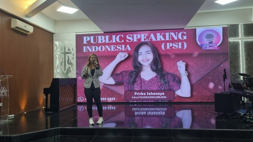 Potret coach Priska Sahanaya sedang memberikan pelatihan public speaking di SMP Saint John. Sumber : dokumentasi pribadi. 