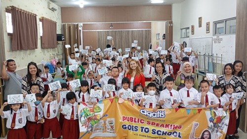 Priska Sahanaya Mengajarkan Public Speaking Bersama AGATIS di SD Kasih Immanuel Taman Surya dan Taman Palem