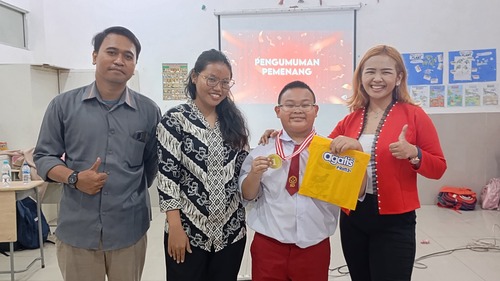 Foto bersama Coach Priska Sahanaya dan siswa yang memenangkan medali penghargaan beserta guru SD Kasih Immanuel Taman Surya. Sumber gambar: Dok. Pribadi.