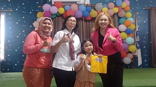 Foto bersama Coach Priska Sahanaya dan siswi yang memenangkan medali penghargaan beserta guru SD Kasih Immanuel Taman Palem. Sumber gambar: Dok. Pribadi.