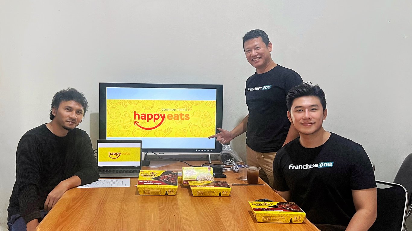 Kiri ke kanan Randy Andrian CEO & Founder Se’i Sapi Mancuy, tengah Ronald Sipahutar COO & Co-founder FranchiseOne, kanan Andre Binarto CEO & founder FranchiseOne