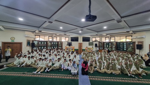 Coach Priska Sahanaya Bersama Pronas, Sinotif, Flimty, Lemonilo dan Agatis Gelar Pelatihan Public Speaking di SD dan SMA Islam Al Azhar