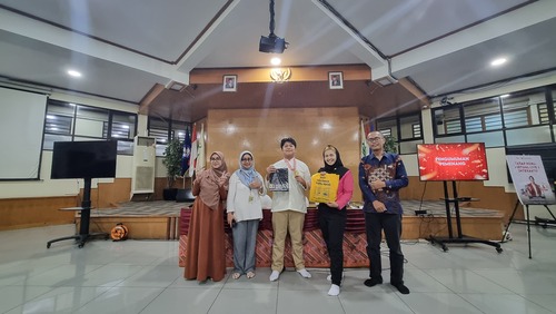 Potret penyerahan medali dan hadiah menarik kepada siswa pemenang kompetisi public speaking (sumber: dokumentasi pribadi)