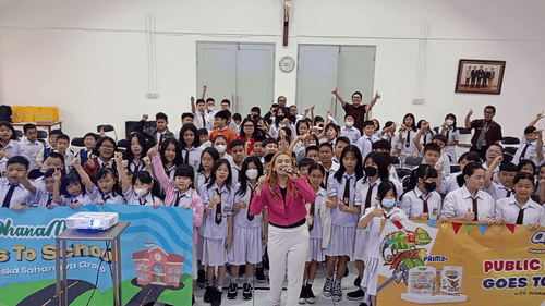 Foto kebersamaan Coach Priska Sahanaya bersama guru dan siswa-siswi SD Don Bosco 1. Sumber : Dok. Pribadi.