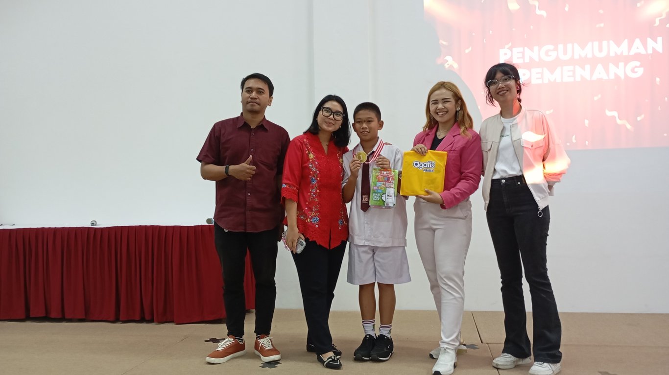 Coach Priska Sahanaya bersama Guru dan Siswa SD Don Bosco 1 dengan poin tertinggi yang memenangkan medali. Sumber : Dok. Pribadi.