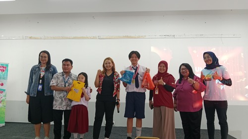 Foto Coach Priska Sahanaya Bersama Perwakilan Guru, Sponsor, dan Para Pemenang dari SD dan SMP Tarsisius 1. Sumber : Dok Pribadi