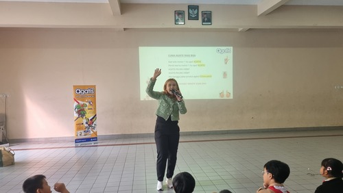 Foto Coach Priska Sahanaya pada saat memaparkan materi di depan para peserta Worskhop. Sumber : Dok Pribadi