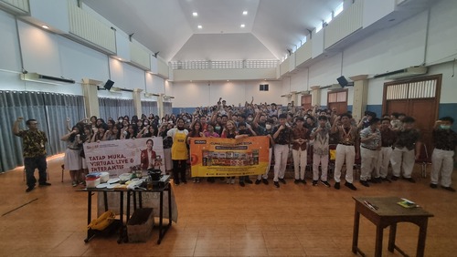 Pelatihan Public Speaking oleh Pembicara Handal Priska Sahanaya Bersama Pronas dan Sinotif di SMA Santo Kristoforus 2