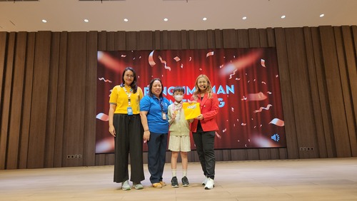 Foto Coach Priska Sahanaya Bersama Perwakilan Guru, Sponsor dan Juga Pemenang Poin Terbanyak. Sumber : Dok Pribadi.