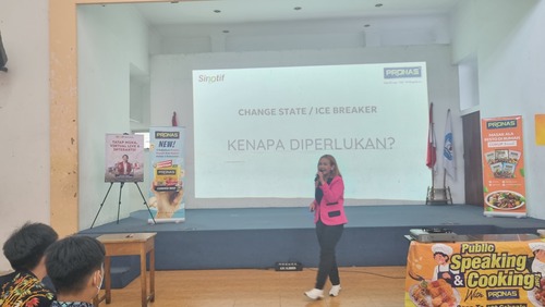 Potret coach Priska Sahanaya sedang memberikan pelatihan public speaking kepada para siswa siswi SMA Santo Kristoforus 2. 