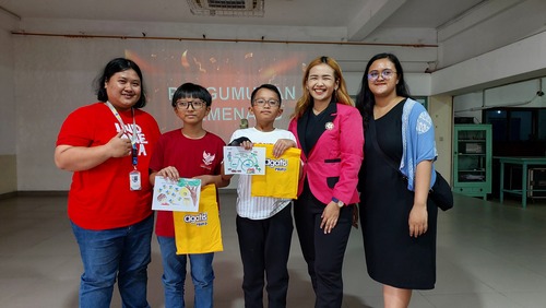 Potret Coach Priska Sahanaya bersama siswa, guru, dan bingkisan menarik AGATIS (sumber: dokumentasi pribadi)