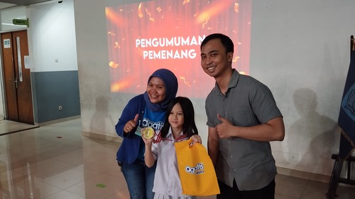 Foto Penyerahan Medali juga Hadiah dari Perwakilan Sponsor. Sumber : Dok Pribadi