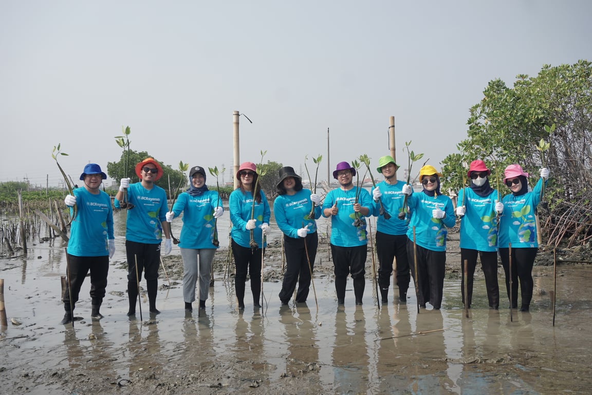 Foto bersama kegiatan penanaman mangrove oleh BCA Syariah