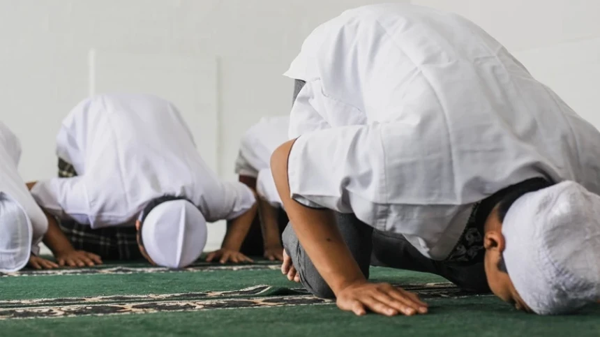 Pendapat 4 Mazhab, Hukum Shalat Sunah Berjamaah dengan Imam Shalat Fardhu