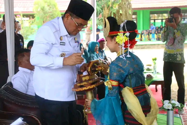 Pj. Bupati Lampung Utara Hadiri Penilaian Lomba Sekolah Sehat Usaha Kesehatan Sekolah di SMPN 1 Abung Semuli.