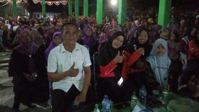 Malam Puncak Kemeriahan HUT RI KE-79 Kepala Desa Pengabuan Membagikan Hadiah Perlombaan