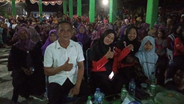 Malam Puncak Kemeriahan HUT RI KE-79 Kepala Desa Pengabuan Membagikan Hadiah Perlombaan