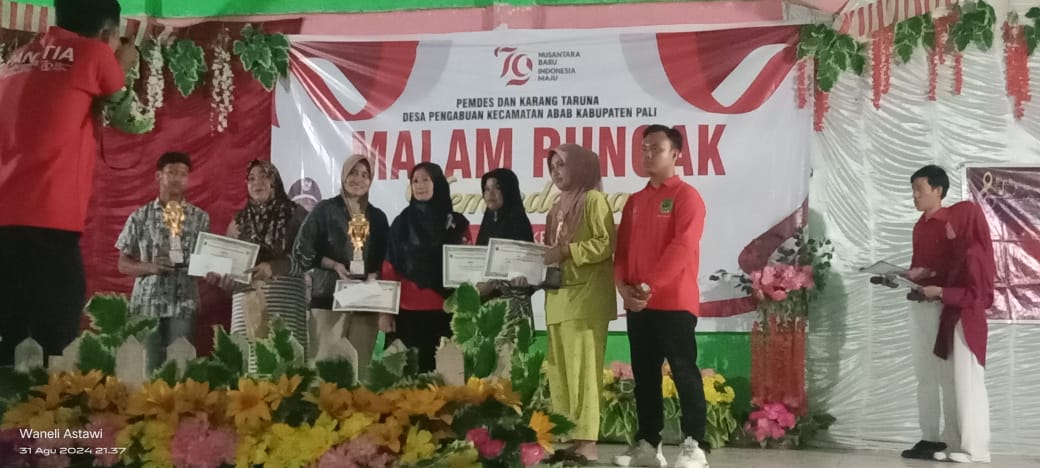 Malam Puncak Kemeriahan HUT RI KE-79 Kepala Desa Pengabuan Membagikan Hadiah Perlombaan