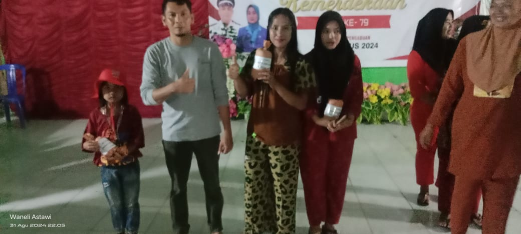 Malam Puncak Kemeriahan HUT RI KE-79 Kepala Desa Pengabuan Membagikan Hadiah Perlombaan