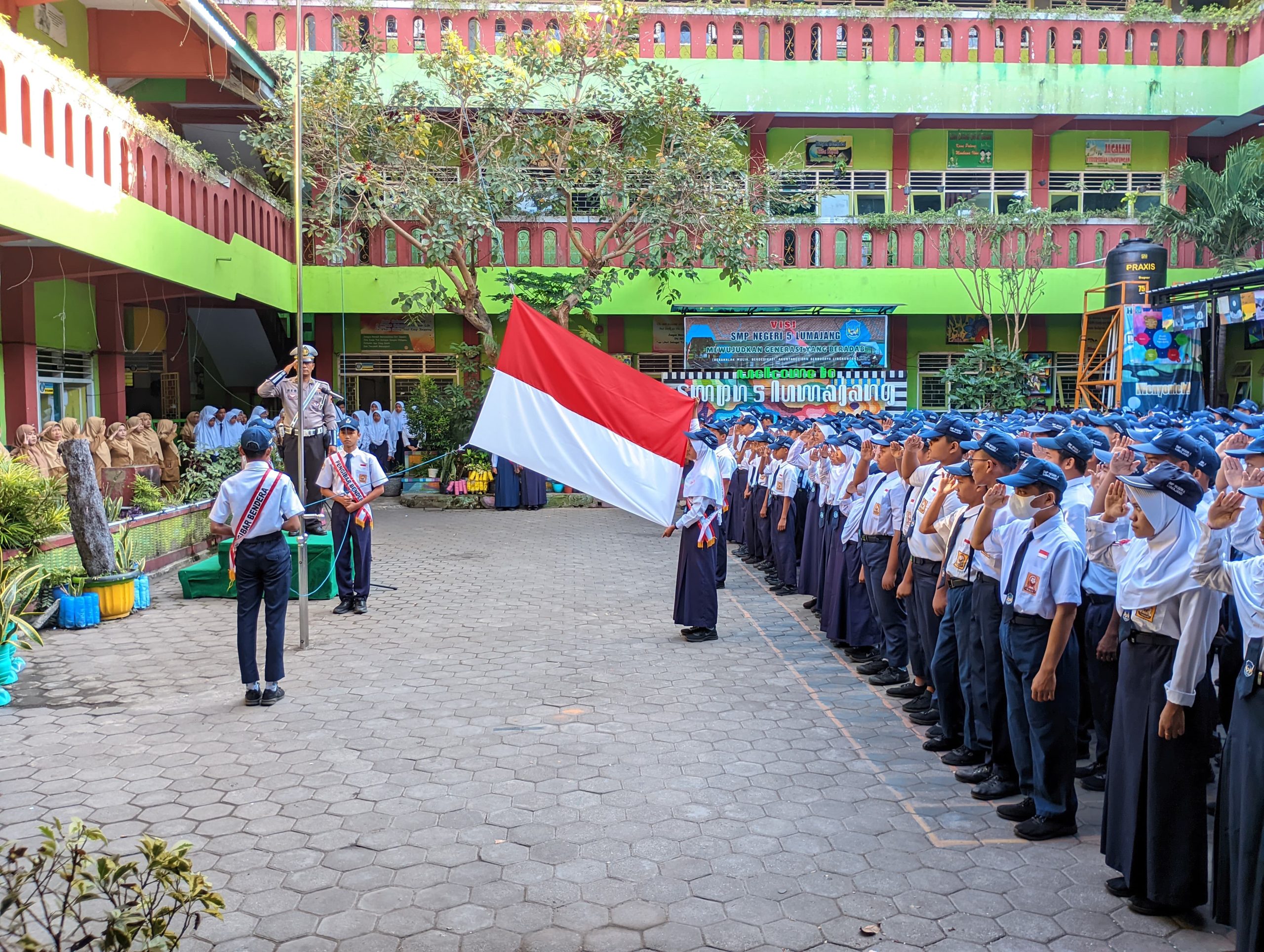 Satlantas Polres Lumajang Sosialisasikan Tertib Lalu Lintas ke Pelajar SMPN 5 Lumajang