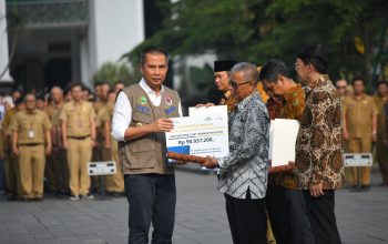 Bey Machmudin Serahkan SK Pensiun kepada 180 ASN Purna Tugas