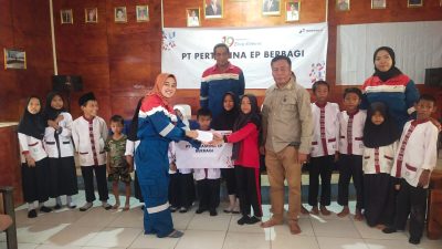 Apresiasi Semangat Siswa, PT Pertamina EP Limau Field Berikan 60 Paket Alat Sekolah dan Tanam 500 Pohon