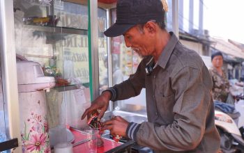 Pria Lansia di Jatinegara Dapat Bantuan Usaha Warung Kopi Keliling Dari Menteri Sosial