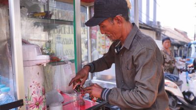 Pria Lansia di Jatinegara Dapat Bantuan Usaha Warung Kopi Keliling Dari Menteri Sosial