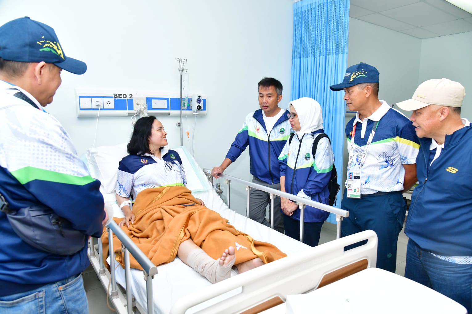 Bey Machmudin Jenguk Atlet Terjun Payung Yazella Agustin, Mengalami kecelakaan saat latihan