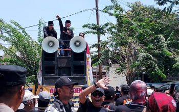 Tak Terbendung, Ratusan Massa AMI Merangsek Masuk ke Rutan Medaeng 