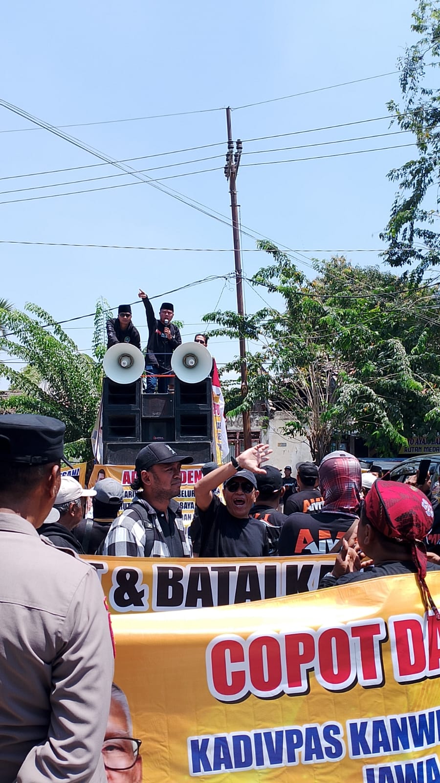 Tak Terbendung, Ratusan Massa AMI Merangsek Masuk ke Rutan Medaeng 