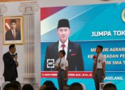 *Kehadiran Menteri AHY sebagai Lulusan Terbaik Berikan Semangat bagi Siswa SMA Taruna Nusantara*  Magelang – Setelah lulus 27 tahun lalu, Agus Harimurti Yudhoyono (AHY) kembali ke SMA Taruna Nusantara, Kabupaten Magelang sebagai Menteri Agraria dan Tata Ruang/Kepala Badan Pertanahan Nasional (ATR/BPN) pada Senin (02/09/2024). Kehadirannya menjadi momen berharga bagi segenap pengajar dan siswa SMA Taruna Nusantara. Sejumlah siswa pun antusias memberikan kesan dan pesan kepada Menteri AHY yang menjadi Lulusan Terbaik SMA Taruna Nusantara Angkatan ke-5.  “Untuk Pak Menteri AHY, terima kasih atas pemaparan hari ini, saya jadi lebih bersemangat lagi untuk belajar dan menggapai cita-cita, semoga suatu saat nanti saya menjadi sukses seperti bapak. Saya mendapatkan bahwa kita harus keluar dari zona nyaman agar kita berkembang lebih jauh lagi, mengembangkan soft skill lagi, setiap hari kita harus menjadi yang lebih baik,” ujar Syifa, seorang siswi yang berasal dari Banda Aceh.  Hal yang sama disampaikan oleh Timmoty. Ia mengatakan bahwa pengalaman yang diceritakan Menteri ATR/Kepala BPN memotivasinya untuk terus belajar dan bekerja keras. “Setelah mendengarkan Pak Menteri AHY, saya akan bekerja keras dengan kerendahan hati dalam melakukan segala pekerjaan. Teruslah berjuang Pak, sampai menjadi presiden,” pungkas siswa yang berasal dari Jakarta ini.  Sebagai menteri pertama lulusan SMA Taruna Nusantara, Menteri AHY menjadi sosok penuh dedikasi dalam usahanya dan bertekad kuat dalam pandangan para siswa yang mendengarkan ceramahnya. Dalam kesempatan “Jumpa Tokoh Nasional” ini, Menteri AHY memberikan ceramah pembekalan kepada 1.099 siswa/siswi SMA Taruna Nusantara Angkatan 33, 34, dan 35.  “Dream big, work hard and never give up. Semua bisa berbuat yang terbaik. Kita senantiasa melakukan transformasi sekaligus kita berupaya untuk terus meningkatkan kapasitas diri kita. Oleh karena itu, sudah tepat jika SMA Taruna Nusantara ini mencetak, mendidik para calon patriot bangsa yang memiliki cita-cita mulia,” ujar Menteri AHY di SMA Taruna Nusantara, Kabupaten Magelang, Provinsi Jawa Tengah.  Menteri AHY berpesan agar seluruh siswa menerapkan nilai-nilai sebagai generasi unggul penerus bangsa. Nilai tersebut antara lain Keberanian dan Percaya Diri; Komunikasi dan Kesopanan; Berpikir Kritis dan Kreativitas; Kompetitif dan Kolaborasi; serta Komitmen dan Konsistensi.  Pada kunjungannya di SMA Taruna Nusantara ini, Menteri AHY didampingi oleh Pembina IKAWATI ATR/BPN, Annisa Pohan Yudhoyono; beberapa Pejabat Pimpinan Tinggi Madya dan Pratama di lingkungan Kementerian ATR/BPN; serta Kepala Kantor Wilayah BPN Provinsi Jawa Tengah dan sejumlah Kepala Kantor Pertanahan. Turut hadir, Pj. Bupati Magelang beserta Forkopimda setempat. (YS/PHAL)  #AHYMenteriATR #KementerianATRBPN #MelayaniProfesionalTerpercaya #MajuDanModern #MenujuPelayananKelasDunia #SetiapKitaAdalahHumas #SetiapKitaAdalahAmbassador  Biro Hubungan Masyarakat Kementerian Agraria dan Tata Ruang/ Badan Pertanahan Nasional