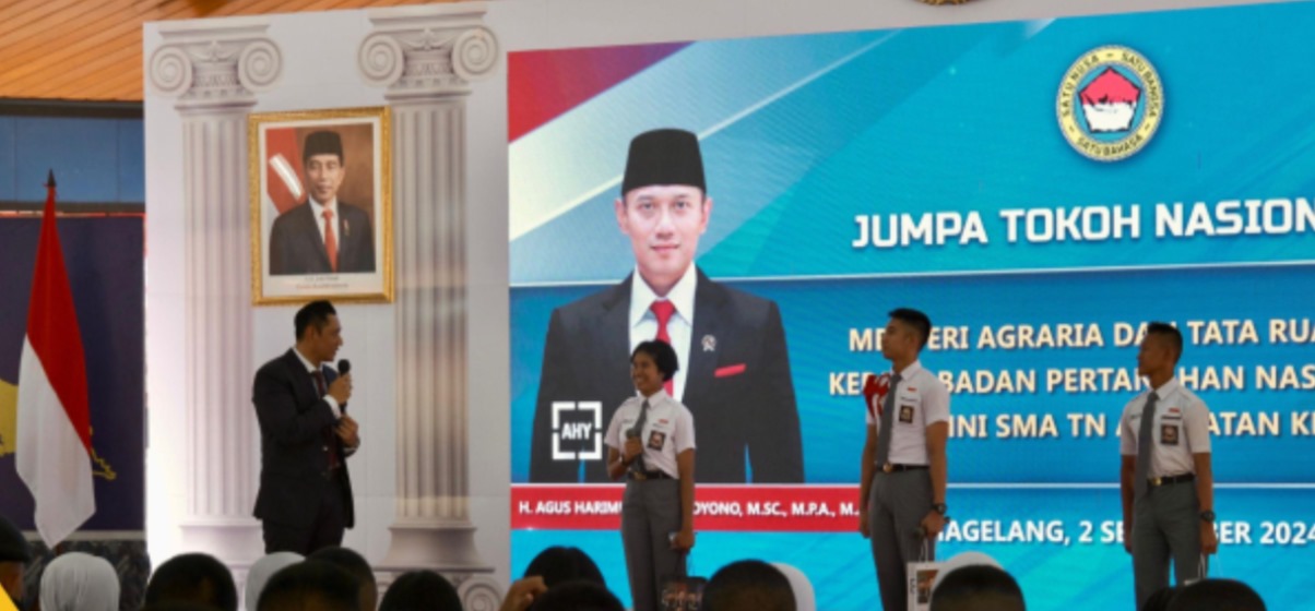 *Kehadiran Menteri AHY sebagai Lulusan Terbaik Berikan Semangat bagi Siswa SMA Taruna Nusantara* Magelang – Setelah lulus 27 tahun lalu, Agus Harimurti Yudhoyono (AHY) kembali ke SMA Taruna Nusantara, Kabupaten Magelang sebagai Menteri Agraria dan Tata Ruang/Kepala Badan Pertanahan Nasional (ATR/BPN) pada Senin (02/09/2024). Kehadirannya menjadi momen berharga bagi segenap pengajar dan siswa SMA Taruna Nusantara. Sejumlah siswa pun antusias memberikan kesan dan pesan kepada Menteri AHY yang menjadi Lulusan Terbaik SMA Taruna Nusantara Angkatan ke-5. “Untuk Pak Menteri AHY, terima kasih atas pemaparan hari ini, saya jadi lebih bersemangat lagi untuk belajar dan menggapai cita-cita, semoga suatu saat nanti saya menjadi sukses seperti bapak. Saya mendapatkan bahwa kita harus keluar dari zona nyaman agar kita berkembang lebih jauh lagi, mengembangkan soft skill lagi, setiap hari kita harus menjadi yang lebih baik,” ujar Syifa, seorang siswi yang berasal dari Banda Aceh. Hal yang sama disampaikan oleh Timmoty. Ia mengatakan bahwa pengalaman yang diceritakan Menteri ATR/Kepala BPN memotivasinya untuk terus belajar dan bekerja keras. “Setelah mendengarkan Pak Menteri AHY, saya akan bekerja keras dengan kerendahan hati dalam melakukan segala pekerjaan. Teruslah berjuang Pak, sampai menjadi presiden,” pungkas siswa yang berasal dari Jakarta ini. Sebagai menteri pertama lulusan SMA Taruna Nusantara, Menteri AHY menjadi sosok penuh dedikasi dalam usahanya dan bertekad kuat dalam pandangan para siswa yang mendengarkan ceramahnya. Dalam kesempatan “Jumpa Tokoh Nasional” ini, Menteri AHY memberikan ceramah pembekalan kepada 1.099 siswa/siswi SMA Taruna Nusantara Angkatan 33, 34, dan 35. “Dream big, work hard and never give up. Semua bisa berbuat yang terbaik. Kita senantiasa melakukan transformasi sekaligus kita berupaya untuk terus meningkatkan kapasitas diri kita. Oleh karena itu, sudah tepat jika SMA Taruna Nusantara ini mencetak, mendidik para calon patriot bangsa yang memiliki cita-cita mulia,” ujar Menteri AHY di SMA Taruna Nusantara, Kabupaten Magelang, Provinsi Jawa Tengah. Menteri AHY berpesan agar seluruh siswa menerapkan nilai-nilai sebagai generasi unggul penerus bangsa. Nilai tersebut antara lain Keberanian dan Percaya Diri; Komunikasi dan Kesopanan; Berpikir Kritis dan Kreativitas; Kompetitif dan Kolaborasi; serta Komitmen dan Konsistensi. Pada kunjungannya di SMA Taruna Nusantara ini, Menteri AHY didampingi oleh Pembina IKAWATI ATR/BPN, Annisa Pohan Yudhoyono; beberapa Pejabat Pimpinan Tinggi Madya dan Pratama di lingkungan Kementerian ATR/BPN; serta Kepala Kantor Wilayah BPN Provinsi Jawa Tengah dan sejumlah Kepala Kantor Pertanahan. Turut hadir, Pj. Bupati Magelang beserta Forkopimda setempat. (YS/PHAL) #AHYMenteriATR #KementerianATRBPN #MelayaniProfesionalTerpercaya #MajuDanModern #MenujuPelayananKelasDunia #SetiapKitaAdalahHumas #SetiapKitaAdalahAmbassador Biro Hubungan Masyarakat Kementerian Agraria dan Tata Ruang/ Badan Pertanahan Nasional