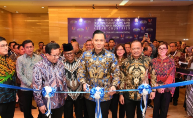 *Resmikan Ekshibisi Tanah Ulayat, Menteri AHY Harap Dapat Satukan Visi Sukseskan Pendaftaran Tanah Ulayat di Indonesia dan ASEAN* Bandung - Mengawali rangkaian International Meeting on Best Practices of Ulayat Land Registration in Indonesia and ASEAN Countries, Menteri Agraria dan Tata Ruang/Kepala Badan Pertanahan Nasional (ATR/BPN), Agus Harimurti Yudhoyono (AHY) meresmikan Ekshibisi Tanah Ulayat yang digelar di The Trans Luxury Hotel, Bandung, Rabu (04/09/2024). "Kita sama-sama melihat ekshibisi atau pameran dari stakeholders untuk menyatukan visi dan semangat kita menyukseskan program registrasi tanah ulayat yang ada di Indonesia dan juga di ASEAN countries," kata Menteri AHY dalam sambutannya. Ekshibisi yang berlangsung selama empat hari ini diikuti sejumlah perwakilan Masyarakat Hukum Adat. Beberapa di antaranya perwakilan Masyarakat Hukum Adat Baduy, Kampung Naga, Dayak Iban Sungai Itik, Dayak Menua Kulan, Dayak Sami, Kerapatan Adat Nagari (KAN) Tanjung Bonai, Mukim Siem, Mukim Seulimeum, Kota Sungai Penuh, dan Desa Adat Asah Duren. Diharapkan, momen ini menjadi kesempatan bagi Masyarakat Hukum Adat di Indonesia untuk dapat menunjukkan keragaman budaya yang mereka miliki. Hal ini juga sebagai sarana agar Kementerian ATR/BPN di setiap wilayah dapat bersinergi dan berkolaborasi dengan berbagai pihak untuk bisa membantu menyosialisasikan dan membantu pelaksanaan pendaftaran tanah ulayatnya. Usai meresmikan ekshibisi, Menteri AHY meninjau stan pameran dari masing-masing daerah. Ia pun disambut meriah oleh penampilan budaya dari Suku Baduy hingga Papua. Sembari berdialog dengan para peserta, Menteri AHY melihat berbagai produk yang dihasilkan dari setiap suku. Peninjauan ekshibisi diakhiri Menteri AHY dengan menandatangani lukisan yang merupakan cover dari Buku "Cerita Tanah Ulayat Hari Ini" yang ditulis oleh tim Direktorat Jenderal Penetapan Hak dan Pendaftaran Tanah (Ditjen PHPT). Hadir dalam kesempatan ini, sejumlah Pejabat Pimpinan Tinggi Madya dan Pratama Kementerian ATR/BPN. Hadir pula, perwakilan Duta Besar negara-negara ASEAN untuk Indonesia; Lembaga Pertanahan Luar Negeri se-Asia Tenggara antara lain perwakilan National Committee of Indigenous People (NCIP) Filipina, perwakilan Department of Agriculture Land Management (DALAM) Ministry of Agriculture and Forestry of Laos, perwakilan CSO; perwakilan Office of the National Land Policy Board Thailand; dan perwakilan Department of Land Thailand. (LS/PHAL) #AHYMenteriATR #KementerianATRBPN #MelayaniProfesionalTerpercaya #MajuDanModern #MenujuPelayananKelasDunia #SetiapKitaAdalahHumas #SetiapKitaAdalahAmbassador Biro Hubungan Masyarakat Kementerian Agraria dan Tata Ruang/ Badan Pertanahan Nasional X: x.com/kem_atrbpn Instagram: instagram.com/kementerian.atrbpn/ Fanpage facebook: facebook.com/kementerianATRBPN Youtube: youtube.com/KementerianATRBPN TikTok: tiktok.com/@kementerian.atrbpn Situs: atrbpn.go.id PPID: ppid.atrbpn.go.id