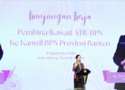 *Pembina IKAWATI ATR/BPN Tekankan Pentingnya Menjaga Integritas kepada Jajaran Kanwil BPN Provinsi Banten*  Banten – Dalam dunia kerja, tidak hanya dibutuhkan kemampuan yang baik, tetapi juga penting untuk setiap insan menjaga integritas. Demikian disampaikan Pembina Ikatan Istri Karyawan dan Karyawati Kementerian Agraria dan Tata Ruang/Badan Pertanahan Nasional (IKAWATI ATR/BPN), Annisa Pohan Yudhoyono kepada jajaran Kantor Wilayah (Kanwil) BPN Provinsi dan Kantor Pertanahan di wilayah Banten pada Kamis (05/09/2024).  Integritas dalam bekerja sangat dibutuhkan karena menurut Annisa Pohan Yudhoyono hal itu menjadi fondasi bagaimana orang dapat dipercaya. Apabila integritas tersebut dilanggar, tidak hanya diri sendiri yang berisiko terkena dampaknya, namun juga ke keluarga dan orang-orang terdekat.  “Karena ketika kita keluar dari integritas kita, pasti ada risiko yang akan kita hadapi, terutama keluarga. Jadi kalau kita berpikir bahwa risiko itu akan menyakiti keluarga kita, kita akan berpikir ulang lagi untuk melakukan hal yang tidak baik atau menyeberang dari nilai integritas itu,” kata Annisa Pohan Yudhoyono di Hotel Aston, Banten.  Ia mengatakan, salah satu hal yang harus dijalankan dalam menjaga integritas ialah dengan bersyukur dan merasa cukup. “Bersyukur dengan apa yang kita punya, dan bisa mengukur diri melihat seberapa yang kita punya, dan seberapa yang bisa kita keluarkan untuk membeli sesuatu. Kalau cukup dan bersyukur, kita mungkin tidak perlu mencari-cari hal lain lagi,” pesan Annisa Pohan Yudhoyono untuk seluruh jajaran IKAWATI ATR/BPN di Banten.  Kehadiran Pembina IKAWATI ATR/BPN ke Provinsi Banten ini disambut Ketua IKAWATI Kanwil BPN Provinsi Banten, Sartika Sudaryanto dengan beragam agenda kegiatan. Terdapat acara peragaan busana, sesi talkshow, ada pula pameran/bazar. Adapun dalam bazar terdapat sembilan stan yang diisi oleh 26 pelaku UMKM binaan IKAWATI Kanwil BPN Provinsi Banten beserta Kantor Pertanahan di wilayah Banten.  Acara kemudian dilanjutkan dengan penampilan angklung dari jajaran Kanwil BPN Provinsi Banten, lalu beranjak ke sesi talkshow yang dibawakan oleh Sonny Muchlison dengan tema “Empowering Yourself”, dan peragaan busana persembahan Anna Asyhiffa Collection. Selanjutnya, Annisa Pohan Yudhoyono dan jajaran berkeliling mengunjungi stan-stan pameran UMKM.  Dalam kesempatan yang sama, Sartika Sudaryanto melaporkan bahwa IKAWATI ATR/BPN wilayah Banten sangat aktif berorganisasi. Bukan hanya berperan aktif dalam organisasi, tetapi juga seringkali mengikuti kegiatan-kegiatan yang diselenggarakan oleh organisasi luar. Beberapa contoh kegiatannya seperti mengikuti sosialisasi aplikasi e-Asuh, Bazar UMKM, Fashion Show Wastra Banten, dan kegiatan lain yang diselenggarakan oleh DWP Provinsi Banten.   Usai mengikuti rangkaian acara, Wakil Pembina IKAWATI ATR/BPN, Nurlaili Raja Juli Antoni dengan didampingi Pembina IKAWATI Kanwil BPN Provinsi Banten, Sudaryanto beserta jajaran IKAWATI Pengurus Pusat mengunjungi Kanwil BPN Provinsi Banten untuk meninjau layanan serta ruang IKAWATI di kantor tersebut. (MW)  #AHYMenteriATR #KementerianATRBPN #MelayaniProfesionalTerpercaya #MajuDanModern #MenujuPelayananKelasDunia #SetiapKitaAdalahHumas #SetiapKitaAdalahAmbassador  Biro Hubungan Masyarakat Kementerian Agraria dan Tata Ruang/ Badan Pertanahan Nasional   X: x.com/kem_atrbpn Instagram: instagram.com/kementerian.atrbpn/  Fanpage facebook: facebook.com/kementerianATRBPN  Youtube: youtube.com/KementerianATRBPN     TikTok: tiktok.com/@kementerian.atrbpn  Situs: atrbpn.go.id  PPID: ppid.atrbpn.go.id