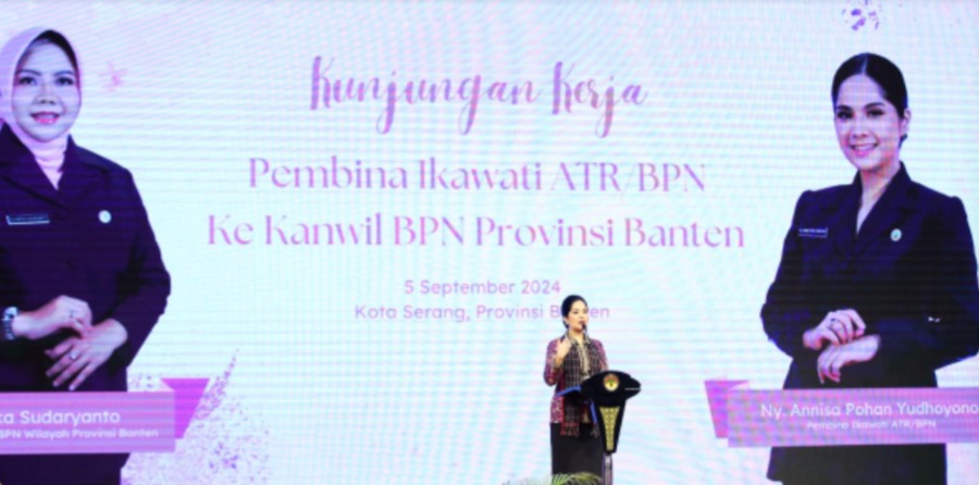 *Pembina IKAWATI ATR/BPN Tekankan Pentingnya Menjaga Integritas kepada Jajaran Kanwil BPN Provinsi Banten* Banten - Dalam dunia kerja, tidak hanya dibutuhkan kemampuan yang baik, tetapi juga penting untuk setiap insan menjaga integritas. Demikian disampaikan Pembina Ikatan Istri Karyawan dan Karyawati Kementerian Agraria dan Tata Ruang/Badan Pertanahan Nasional (IKAWATI ATR/BPN), Annisa Pohan Yudhoyono kepada jajaran Kantor Wilayah (Kanwil) BPN Provinsi dan Kantor Pertanahan di wilayah Banten pada Kamis (05/09/2024). Integritas dalam bekerja sangat dibutuhkan karena menurut Annisa Pohan Yudhoyono hal itu menjadi fondasi bagaimana orang dapat dipercaya. Apabila integritas tersebut dilanggar, tidak hanya diri sendiri yang berisiko terkena dampaknya, namun juga ke keluarga dan orang-orang terdekat. “Karena ketika kita keluar dari integritas kita, pasti ada risiko yang akan kita hadapi, terutama keluarga. Jadi kalau kita berpikir bahwa risiko itu akan menyakiti keluarga kita, kita akan berpikir ulang lagi untuk melakukan hal yang tidak baik atau menyeberang dari nilai integritas itu,” kata Annisa Pohan Yudhoyono di Hotel Aston, Banten. Ia mengatakan, salah satu hal yang harus dijalankan dalam menjaga integritas ialah dengan bersyukur dan merasa cukup. “Bersyukur dengan apa yang kita punya, dan bisa mengukur diri melihat seberapa yang kita punya, dan seberapa yang bisa kita keluarkan untuk membeli sesuatu. Kalau cukup dan bersyukur, kita mungkin tidak perlu mencari-cari hal lain lagi,” pesan Annisa Pohan Yudhoyono untuk seluruh jajaran IKAWATI ATR/BPN di Banten. Kehadiran Pembina IKAWATI ATR/BPN ke Provinsi Banten ini disambut Ketua IKAWATI Kanwil BPN Provinsi Banten, Sartika Sudaryanto dengan beragam agenda kegiatan. Terdapat acara peragaan busana, sesi talkshow, ada pula pameran/bazar. Adapun dalam bazar terdapat sembilan stan yang diisi oleh 26 pelaku UMKM binaan IKAWATI Kanwil BPN Provinsi Banten beserta Kantor Pertanahan di wilayah Banten. Acara kemudian dilanjutkan dengan penampilan angklung dari jajaran Kanwil BPN Provinsi Banten, lalu beranjak ke sesi talkshow yang dibawakan oleh Sonny Muchlison dengan tema “Empowering Yourself”, dan peragaan busana persembahan Anna Asyhiffa Collection. Selanjutnya, Annisa Pohan Yudhoyono dan jajaran berkeliling mengunjungi stan-stan pameran UMKM. Dalam kesempatan yang sama, Sartika Sudaryanto melaporkan bahwa IKAWATI ATR/BPN wilayah Banten sangat aktif berorganisasi. Bukan hanya berperan aktif dalam organisasi, tetapi juga seringkali mengikuti kegiatan-kegiatan yang diselenggarakan oleh organisasi luar. Beberapa contoh kegiatannya seperti mengikuti sosialisasi aplikasi e-Asuh, Bazar UMKM, Fashion Show Wastra Banten, dan kegiatan lain yang diselenggarakan oleh DWP Provinsi Banten. Usai mengikuti rangkaian acara, Wakil Pembina IKAWATI ATR/BPN, Nurlaili Raja Juli Antoni dengan didampingi Pembina IKAWATI Kanwil BPN Provinsi Banten, Sudaryanto beserta jajaran IKAWATI Pengurus Pusat mengunjungi Kanwil BPN Provinsi Banten untuk meninjau layanan serta ruang IKAWATI di kantor tersebut. (MW) #AHYMenteriATR #KementerianATRBPN #MelayaniProfesionalTerpercaya #MajuDanModern #MenujuPelayananKelasDunia #SetiapKitaAdalahHumas #SetiapKitaAdalahAmbassador Biro Hubungan Masyarakat Kementerian Agraria dan Tata Ruang/ Badan Pertanahan Nasional X: x.com/kem_atrbpn Instagram: instagram.com/kementerian.atrbpn/ Fanpage facebook: facebook.com/kementerianATRBPN Youtube: youtube.com/KementerianATRBPN TikTok: tiktok.com/@kementerian.atrbpn Situs: atrbpn.go.id PPID: ppid.atrbpn.go.id