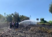 Sinergitas TNI dan Polri Bersama Warga Bantu Padamkan Kebakaran Lahan di Mojokerto*