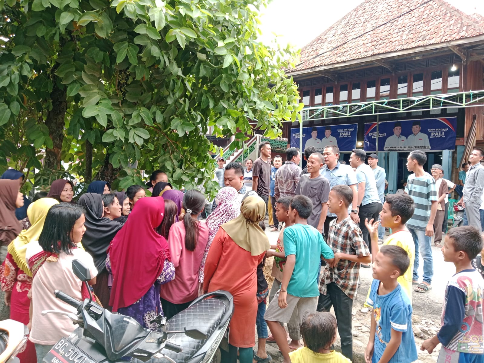 Pasangan Calon Bupati dan Wakil Bupati PALI Devi Harianto, SH.MH - H.Ferdinand Berkunjung Ke Desa Air Itam Dalam Rangka Peresmian Posko Pemenangan