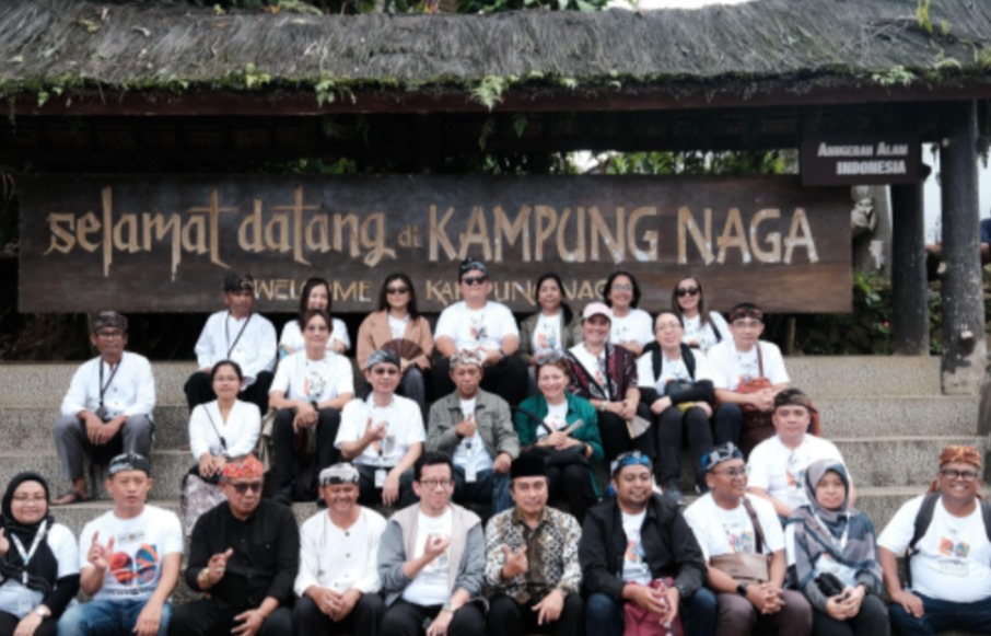 Kunjungi Kampung Naga, Delegasi Konferensi Internasional Menyaksikan Langsung Praktik Terbaik Pendaftaran Tanah Ulayat di Indonesia