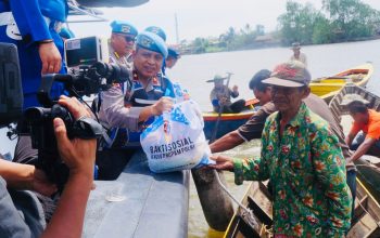 Dengan Kapal Ditpolairud, Karo Provoost Div Propam Polri Susuri Sungai Musi Berbagi Sembako ke Nelayan dan Masyarakat